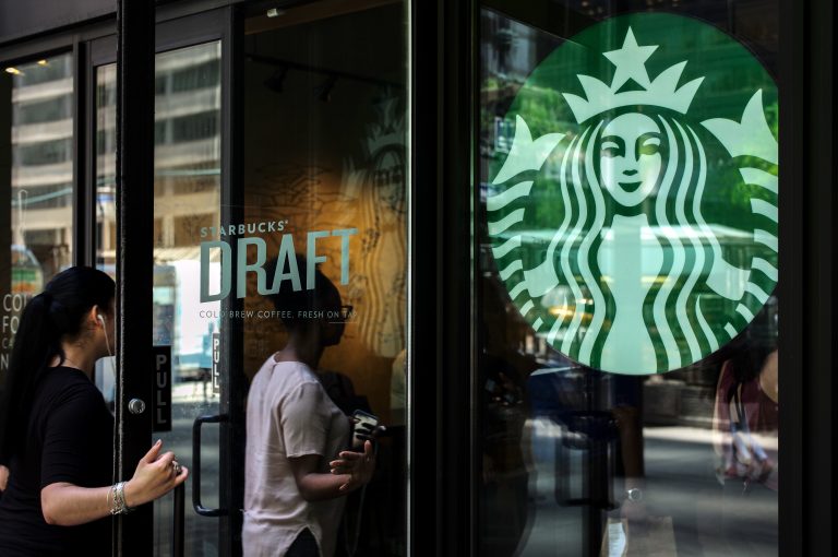 Cuánto le costó a Starbucks cerrar sus tiendas medio día para entrenar sobre racismo a sus empleados