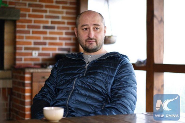 El periodista ruso Arkady Babchenko «asesinado» en Ucrania aparece vivo en una conferencia de prensa