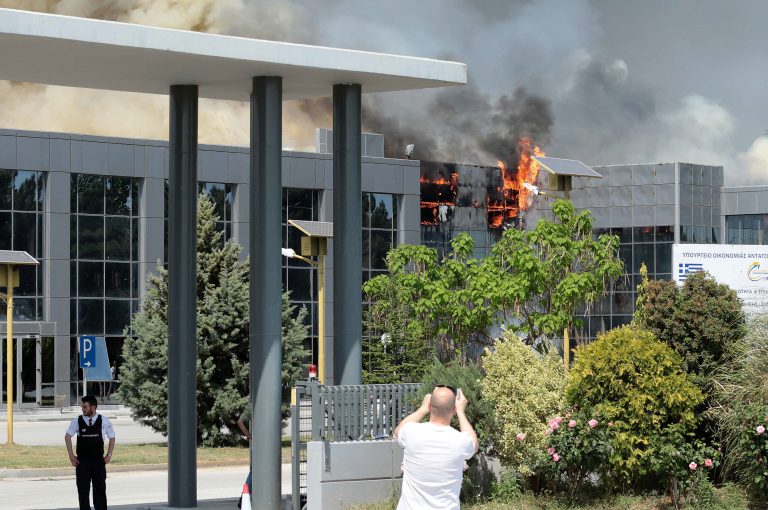 Evacuan pueblos en norte de Grecia tras incendio en fábrica de baterías