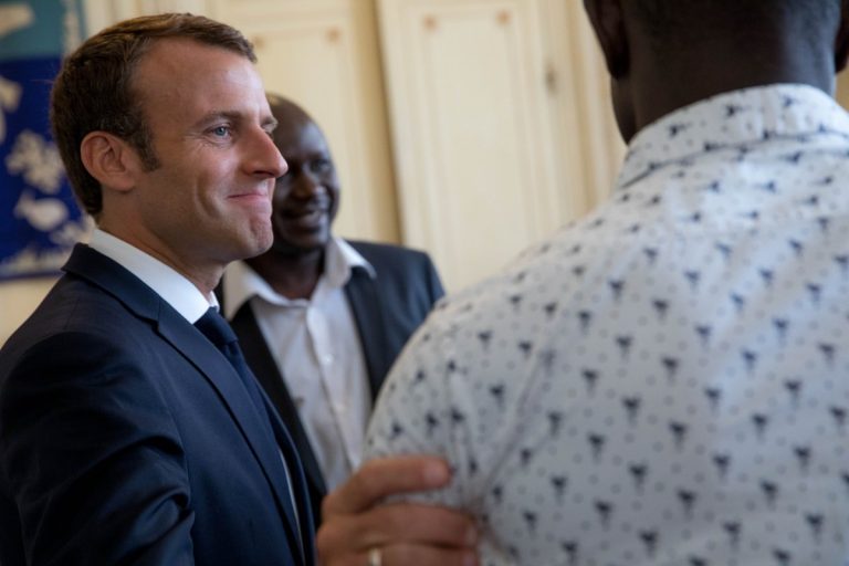 Macron está a favor de que los países de la UE que rechacen refugiados sean sancionados