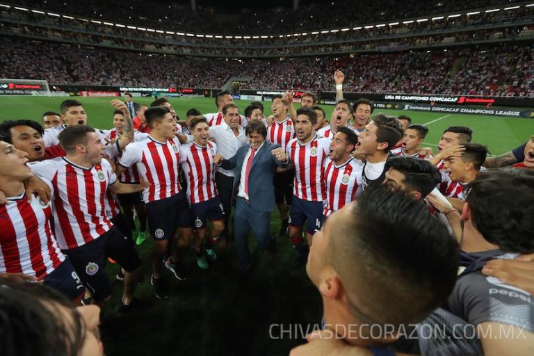 Jugadores de Chivas desafían a su directiva