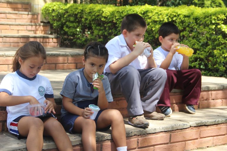 Por golpe de calor, piden que niños no salgan a recreo en escuelas