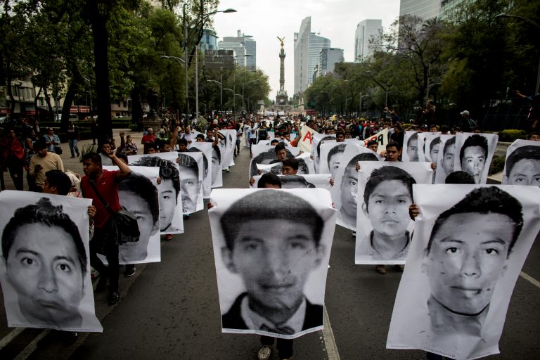 Con misa en la Basílica de Guadalupe, familiares piden por normalistas de Ayotzinapa