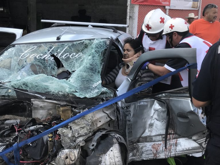 Trailero deja grave a mujer tras accidente; bebés se salvan de milagro 