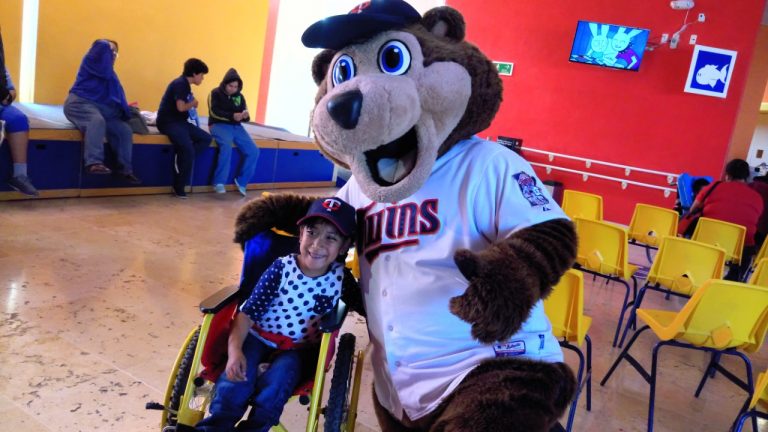 Llevan alegría a niños del CRIT mascotas de equipos de grandes ligas