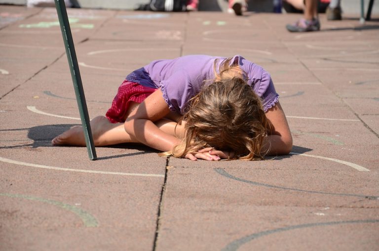 Violan y torturan con ácido a una niña de tres años