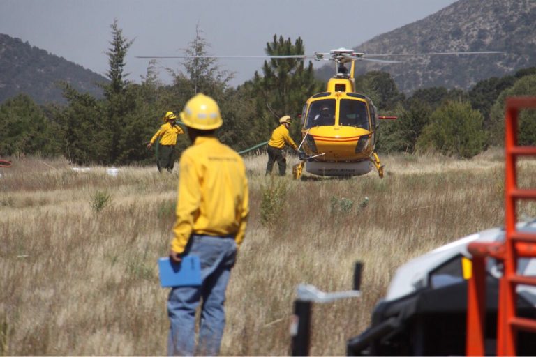 Brigadistas mantienen lucha contra incendio en Arteaga