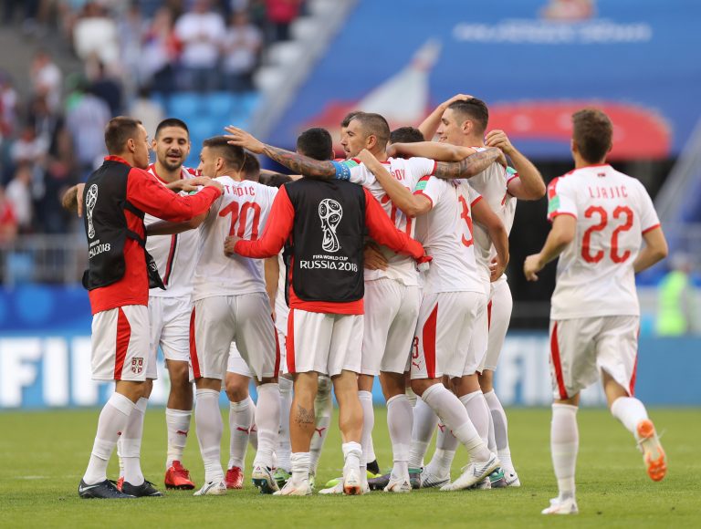 Costa Rica se olvida de atacar y pierde 1-0 ante Serbia en su debut