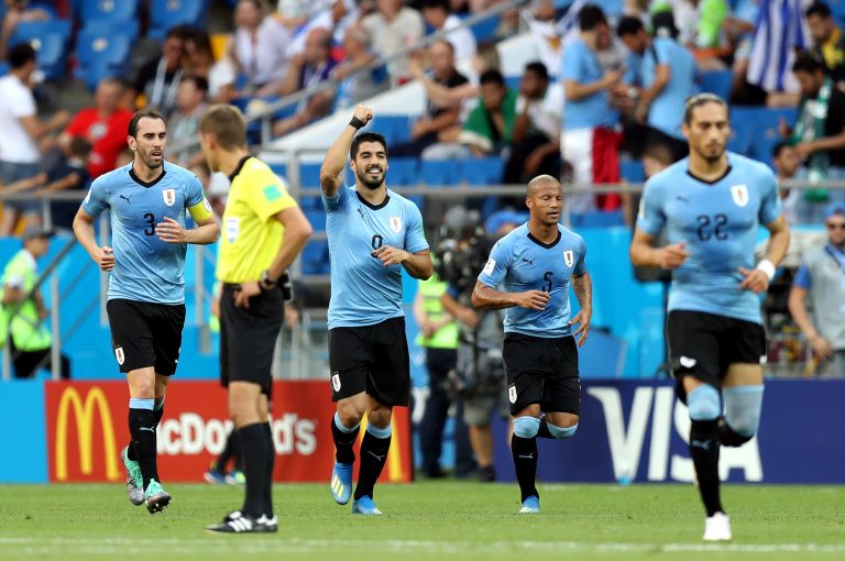 Luis Suárez salva otro triunfo mínimo y los octavos para Uruguay