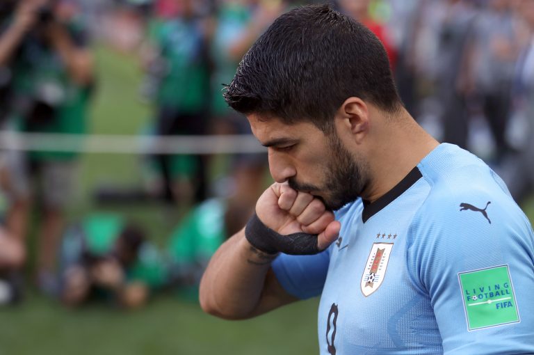 Suárez celebra centésimo partido con gol que lleva a Uruguay a octavos de final