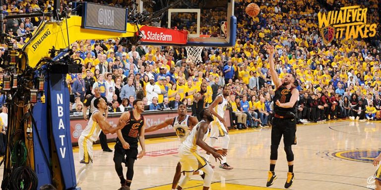 Cavs y Warrios reanudan la batalla