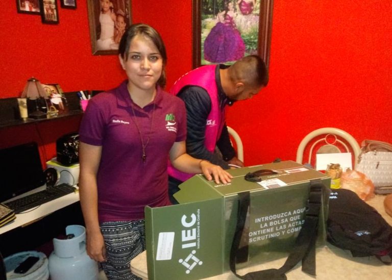 Entrega IEC material electoral a funcionarios de casilla