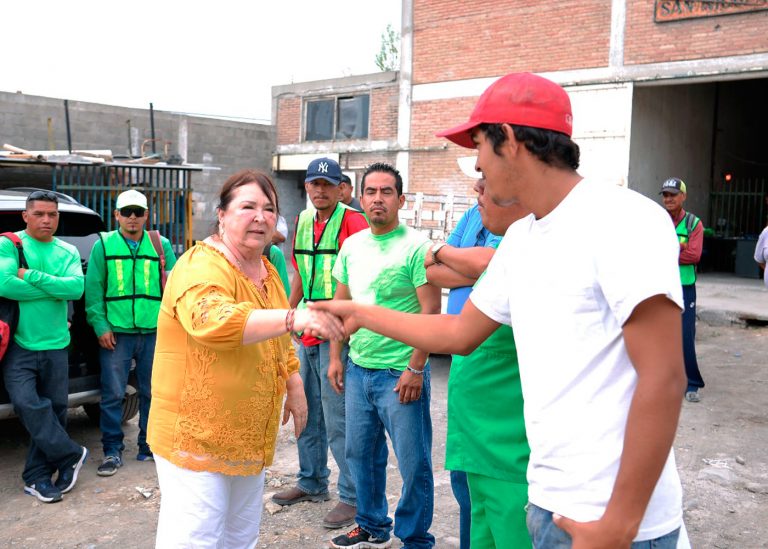 Entrega Tita Flores dos camiones de basura