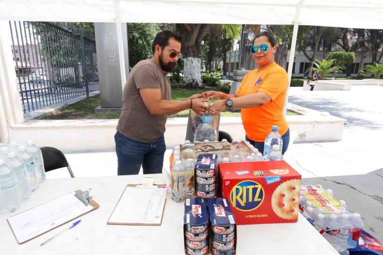 Entrega UA de C víveres para brigadistas que combaten incendio de Arteaga