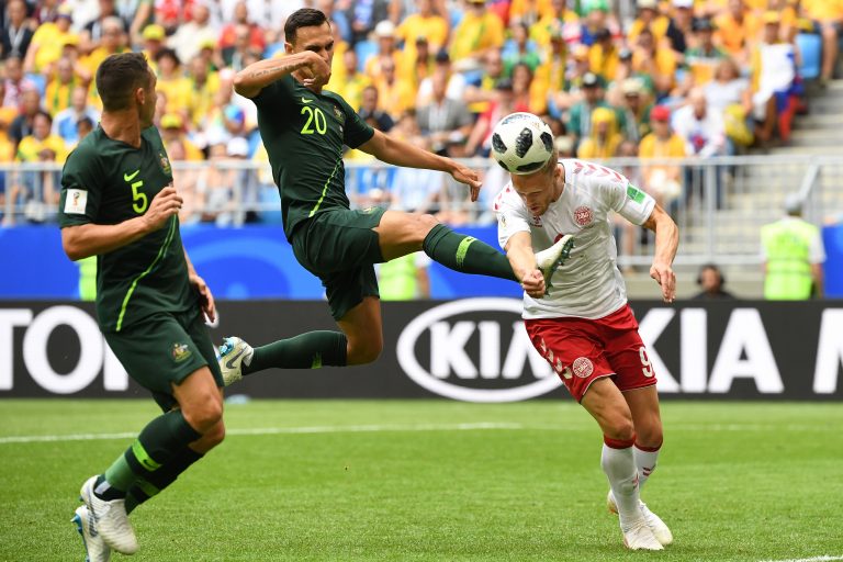 Australia empata 1-1 ante Dinamarca gracias a un polémico penal