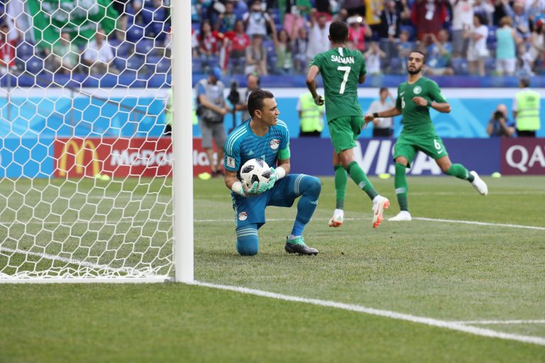 El Hadary bate récord al jugar partido de un Mundial con 45 años