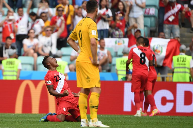 Perú se despide del Mundial con un histórico 2-0 ante Australia