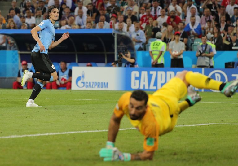 Dos maravillas de Cavani echan del Mundial a la Portugal de Cristiano