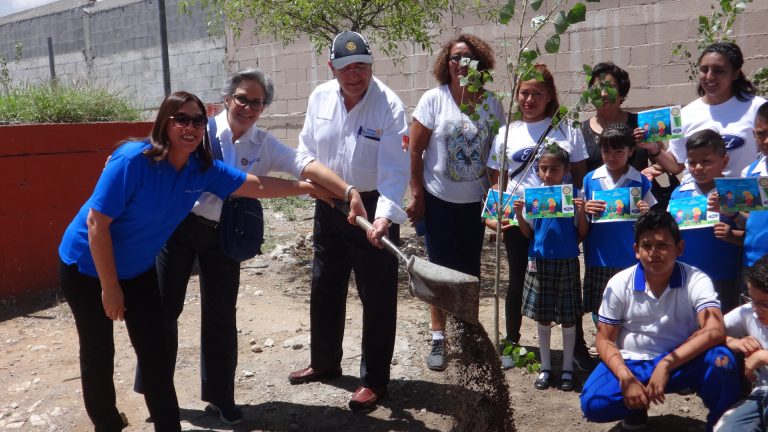 Lleva Club Rotario Programa de Reforestación a la Escuela Oscar Peart 