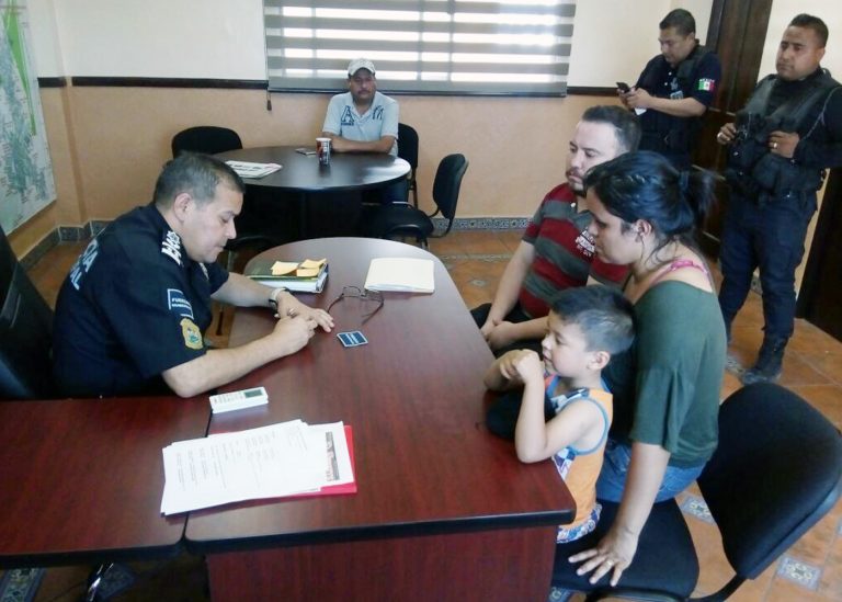 Policías de Ramos Arizpe resguardan a infante que deambulaba solo