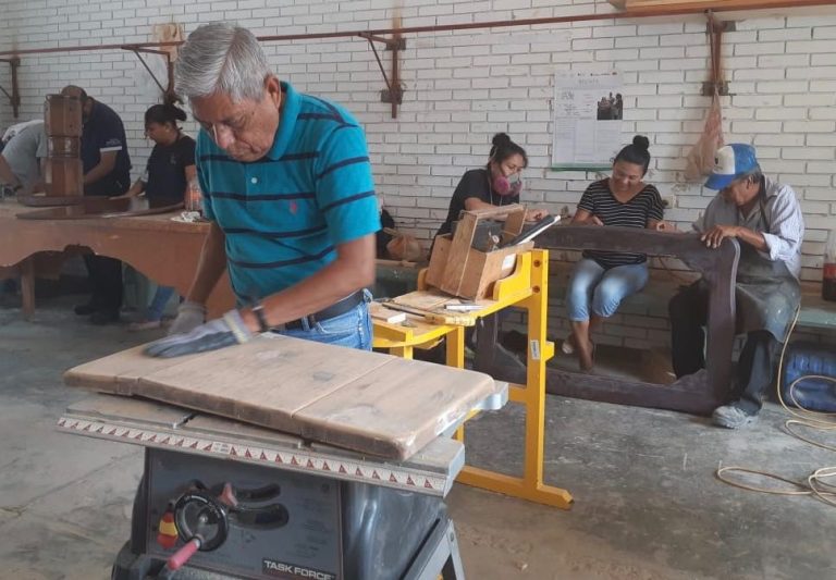 Promueven en Piedras Negras autoempleo con cursos de carpintería y cocina saludable