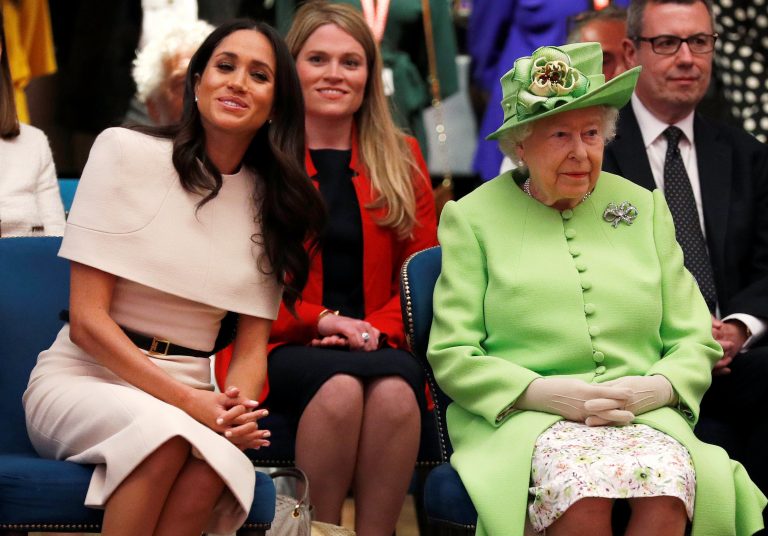 Reina Isabel II y Meghan acuden por primera vez juntas a un evento