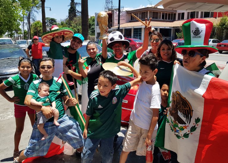 Saltillenses festejan el triunfo de la selección