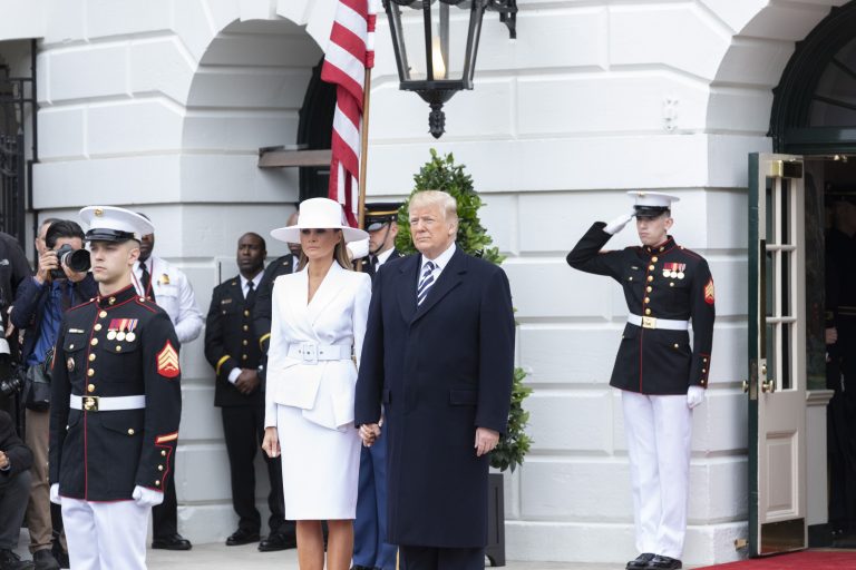 Trump rechaza especulaciones sobre su esposa y ataca a los medios 