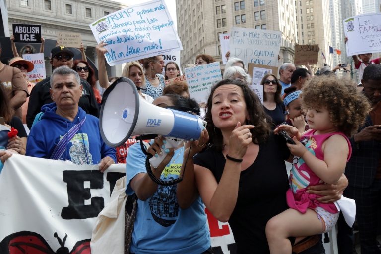 ‘Las familias deben estar juntas’, reclaman miles en EU a Trump