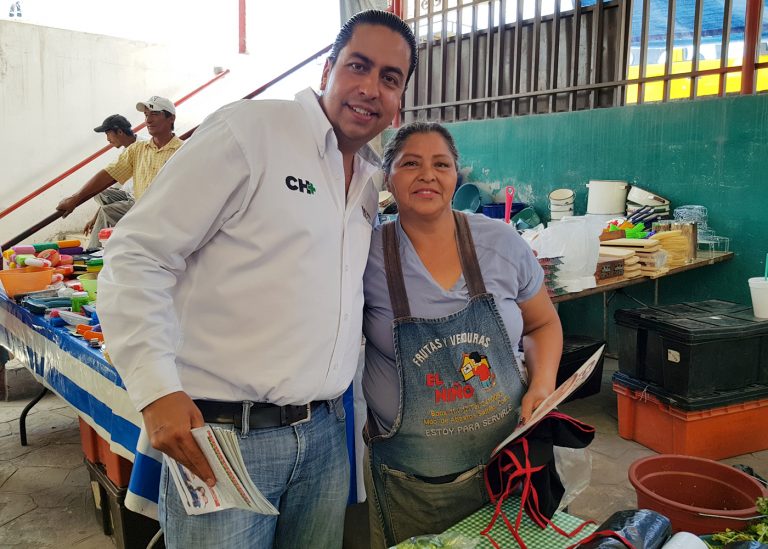 Visita Chema Morales a comerciantes ambulantes