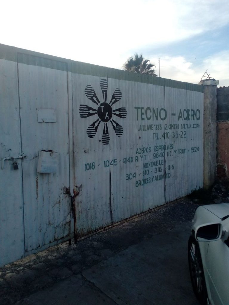 Acaba trabajador atrapado entre materiales de acero