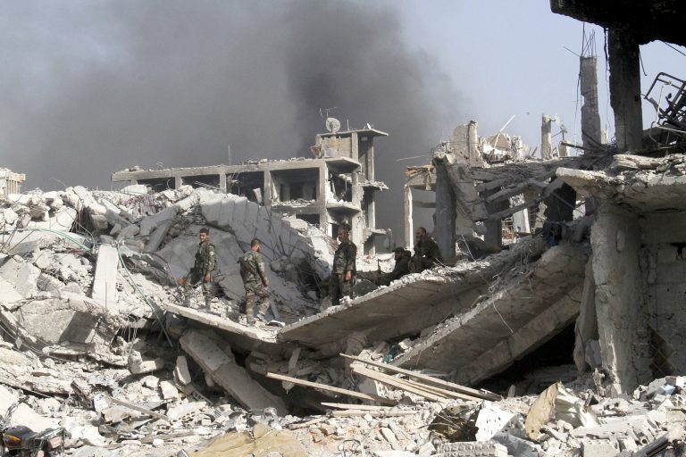 Bombardeo causa 52 muertos en el este de Siria 