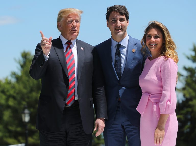 Trump llega tarde y reanudan cumbre del G7 sin él