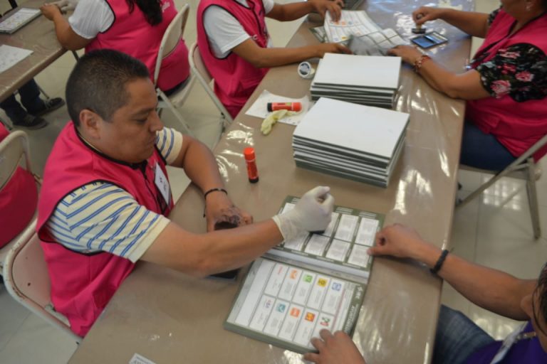 Comienza el conteo y sellado de boletas electorales en el IEC