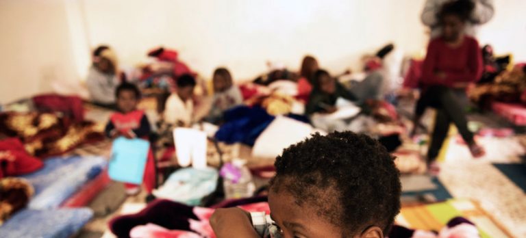 Doce personas mueren al intentar escapar de sus traficantes en Libia, 140 lograron huir