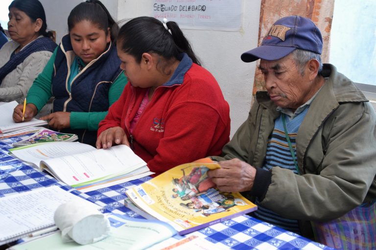 El  INEA busca alfabetizar a más personas de 65 años este 2018