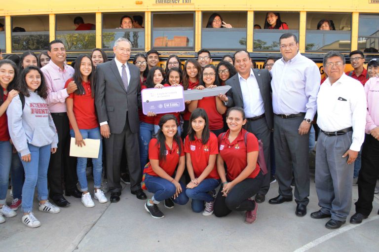 Entrega Gobierno del Estado autobuses escolares a la Facultad de Trabajo Social y al Ateneo Fuente Plantel Ramos Arizpe de la UA de C