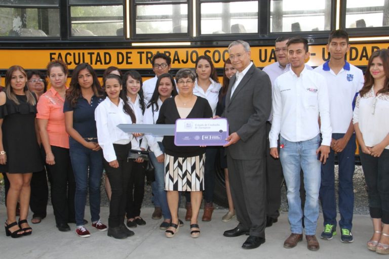 Entregan autobús escolar a los alumnos de Trabajo Social