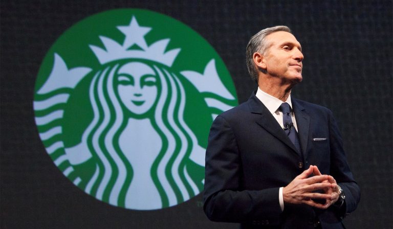 Presidente de Starbucks dejará la empresa… ¿para suceder a Trump?