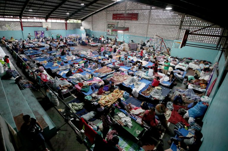 La ayuda se abre paso entre las cenizas en Guatemala   