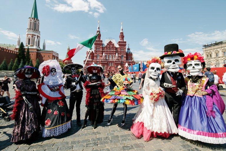 Llega hasta la Plaza Roja en Rusia festival del Día de Muertos