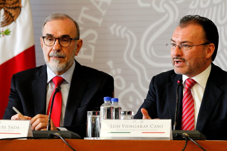 México celebra que Trump deje de separar familias de migrantes 