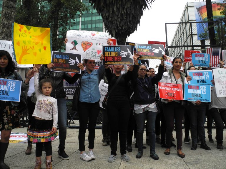 Protesta ante embajada de Estados Unidos en México por separación de familias