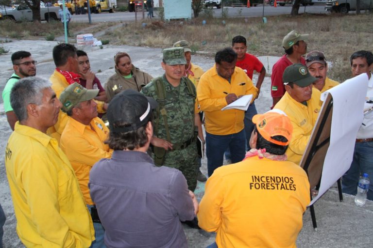 Respaldo de la sociedad a brigadistas que combaten incendio forestal en Arteaga