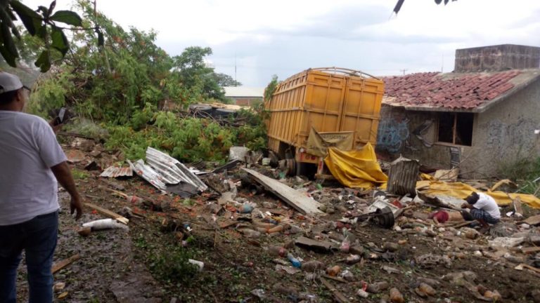 Siete personas mueren embestidas por tractocamión sin frenos en Chiapas