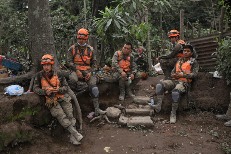 Suspenden rescate tras erupción en Guatemala con 101 muertos