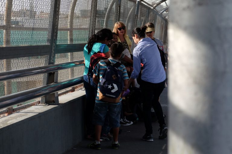 Tribunal de Estados Unidos ordena reunir rápidamente a familias migrantes