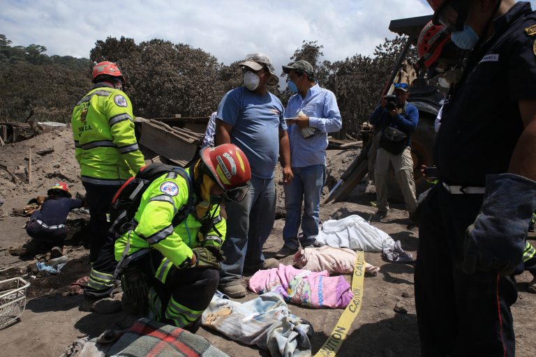 Ya son 99 los muertos por la erupción de Volcán de Fuego en Guatemala
