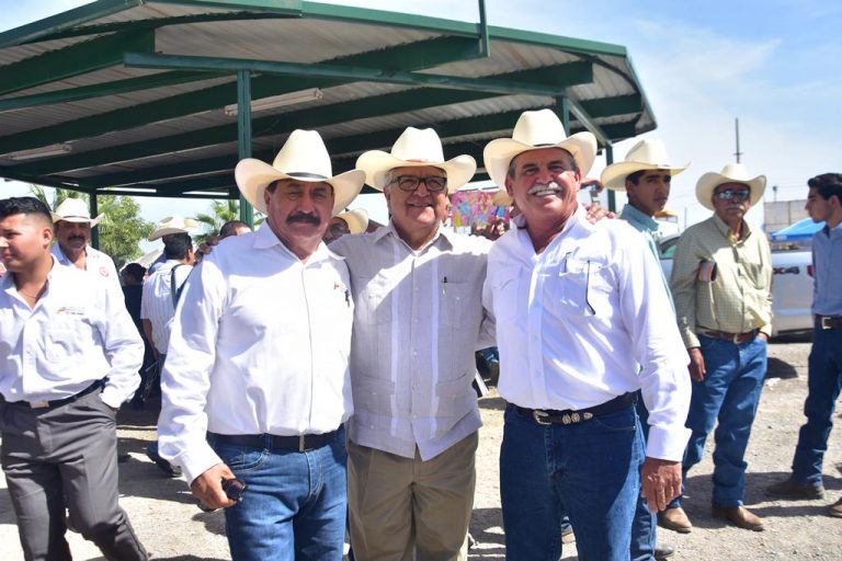 Entregan apoyos agrícolas a productores de Centro-Desierto