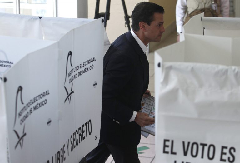 Peña Nieto emite su voto en la escuela El Pípila, frente a Los Pinos